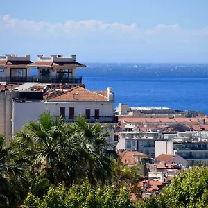 https://appartement-terrasse-vue-mer-nice.fr-provencehotel.com